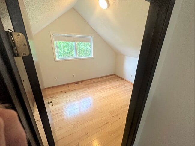 Building Photo - Cute home on Quiet Street 4bed/2bath