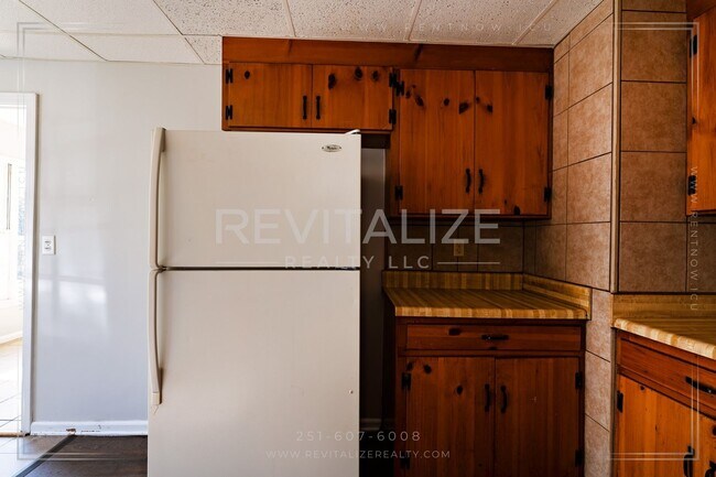 Building Photo - **Reduced Price** Adorable 3 Bedroom/1 Bat...