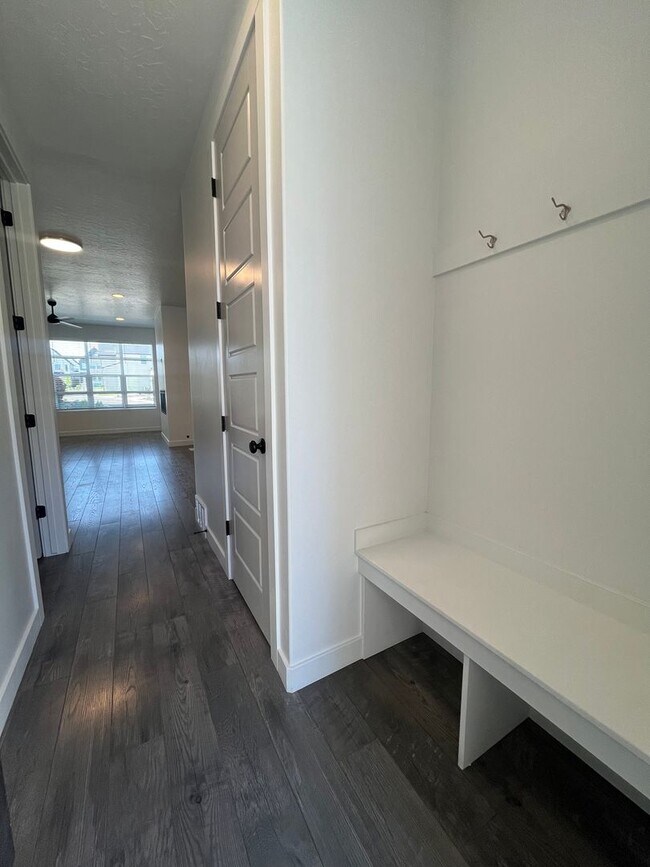 Building Photo - Spacious 3 Bed 2.5 Bath Home Available Jun...