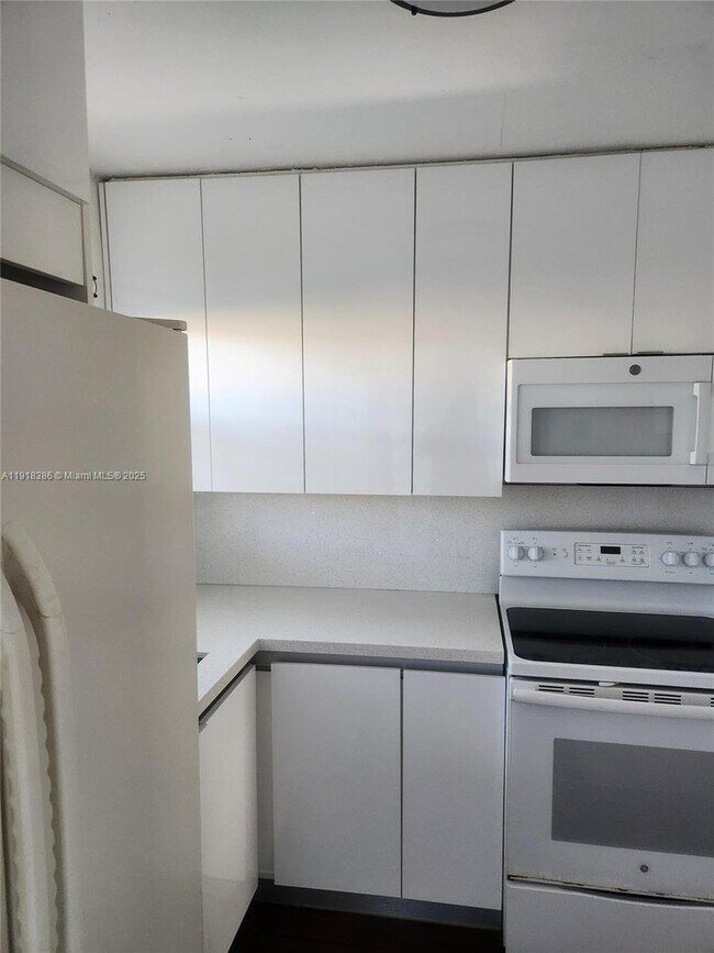 Building Photo - 8450 Sunrise Lakes Blvd