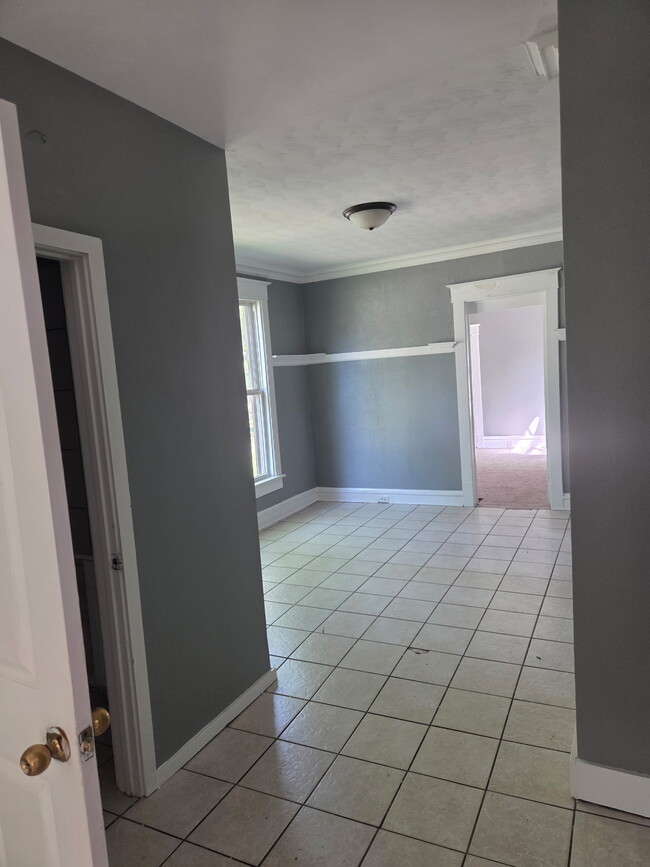 Building Photo - 1023 E Behrends Ave