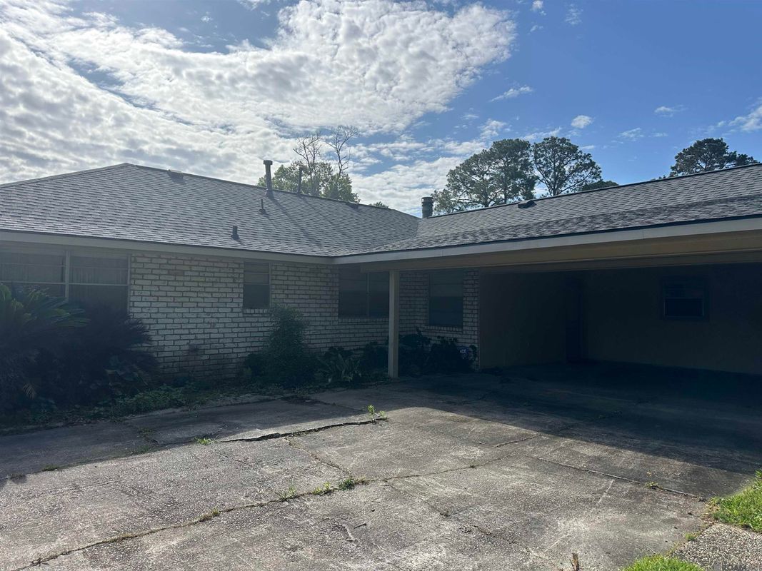 Building Photo - 2208 Sprucewood Dr