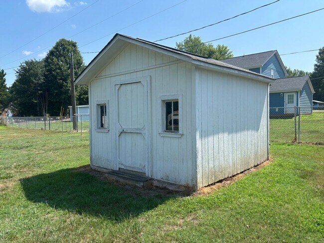 Building Photo - 150 Draper Ln