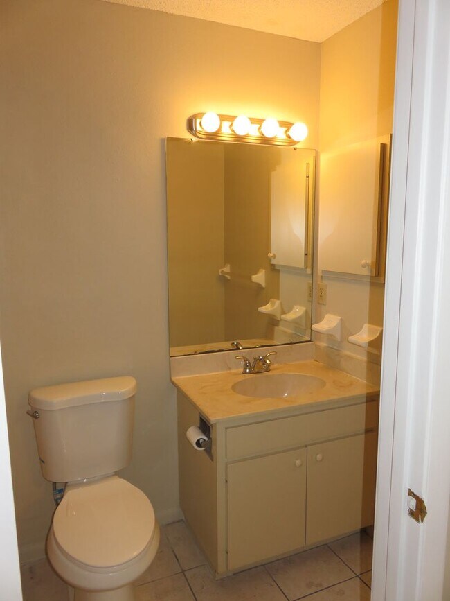 Building Photo - Open and bright 2/2 with garage