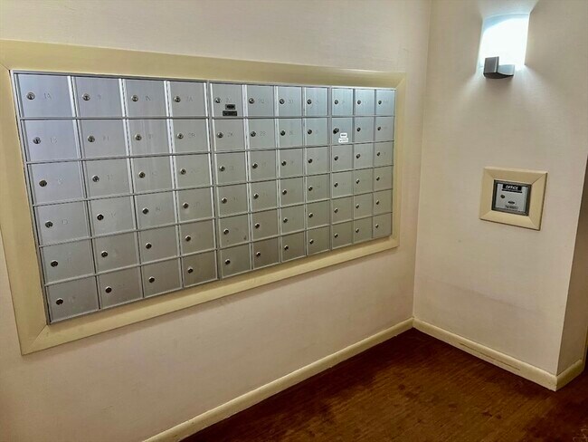 Building Photo - 404 Paradise Rd