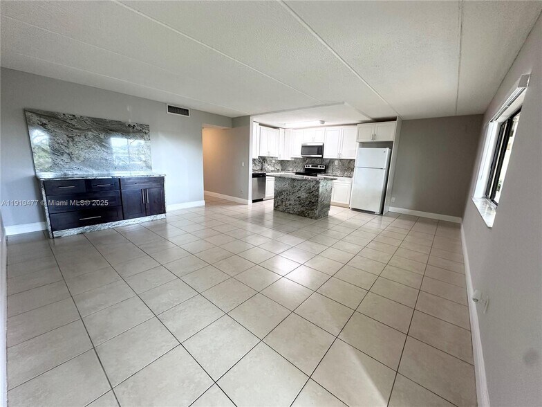 Building Photo - 105 Meadows Cir