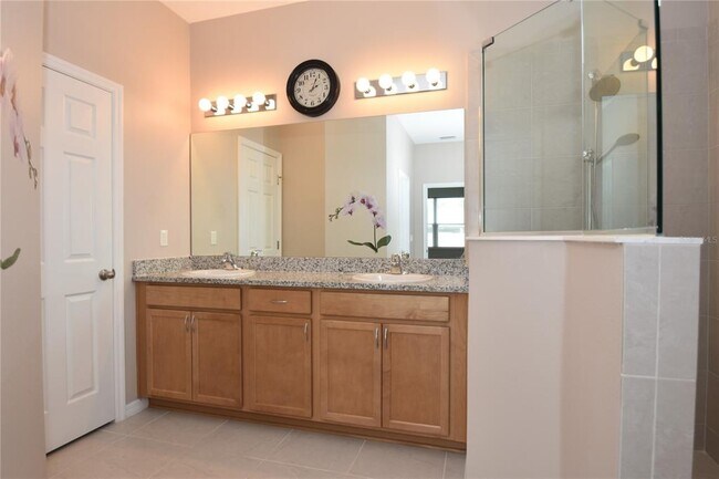 Building Photo - 2 Rae Pl