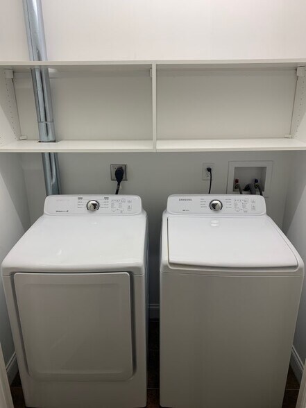 Building Photo - 400 Spencer St