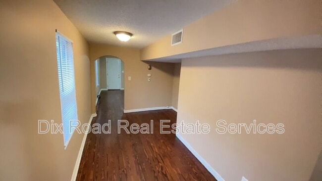 Building Photo - 9-9 E Main St