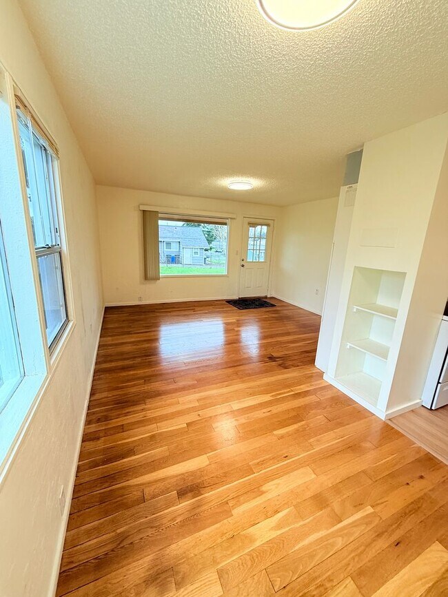 Building Photo - Duplex unit close to Olympic College.