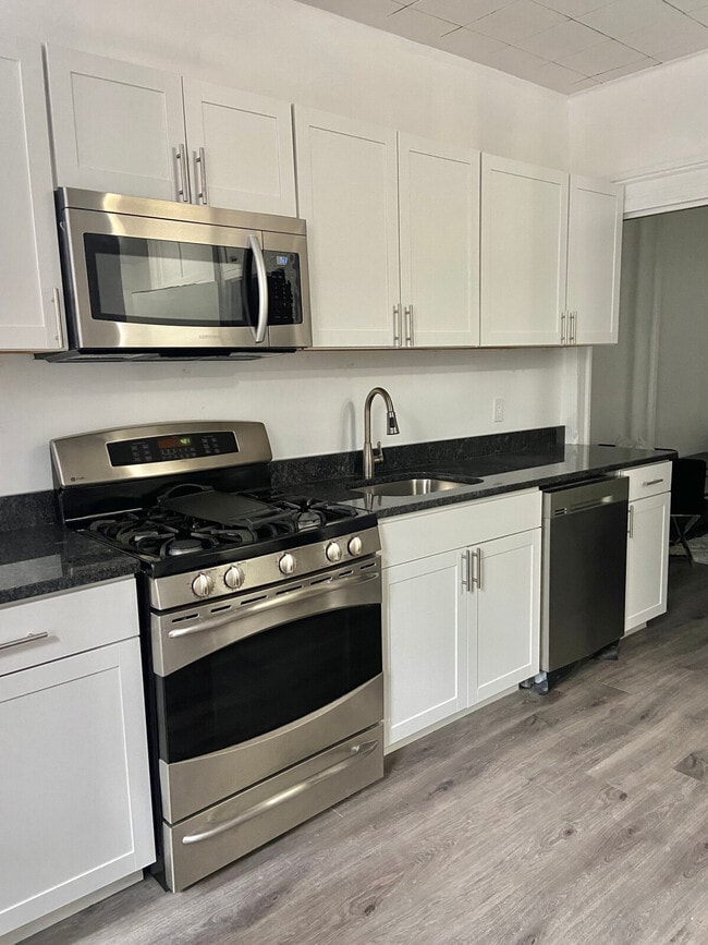 Building Photo - 414 Grand St