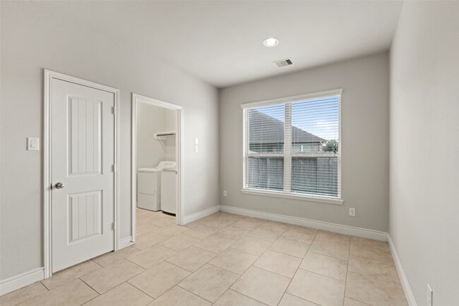 Building Photo - 5619 S Denham Ridge Ln