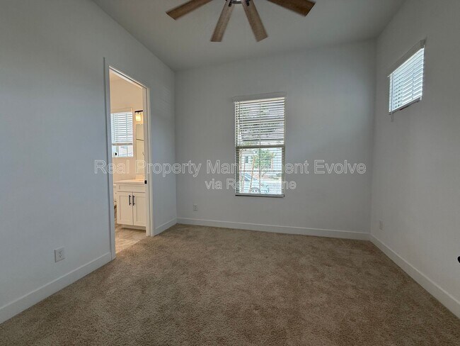 Building Photo - 8723 W Vista Ave