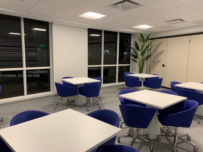 Building Photo - 2500 Parkview Dr