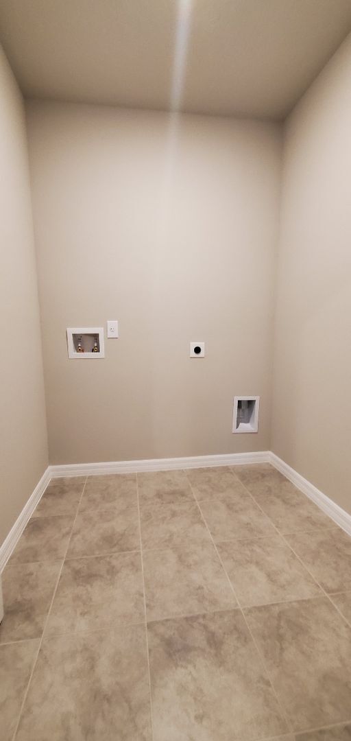 Building Photo - Like NEW!!! 4-Bedroom, 2.-Bathroom in Luce...