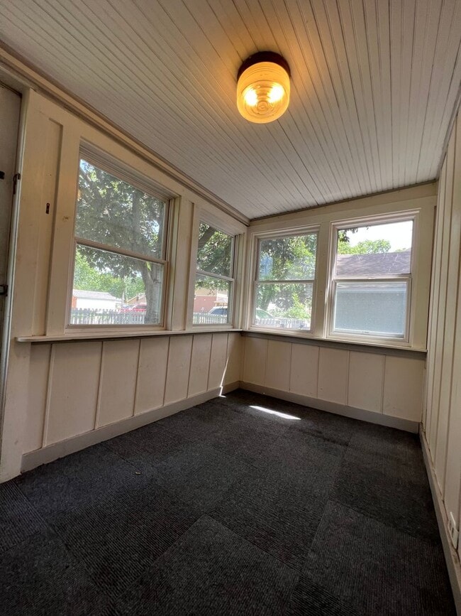 Building Photo - Three Bedroom,  2 Bathroom Apartment near ...