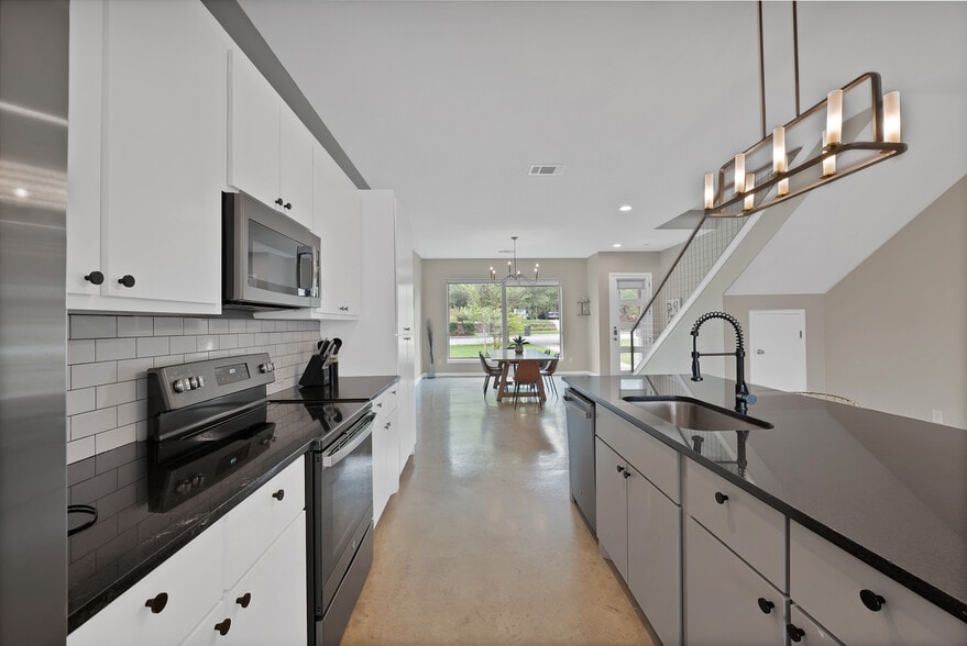 Building Photo - 4635 Calmont Ave