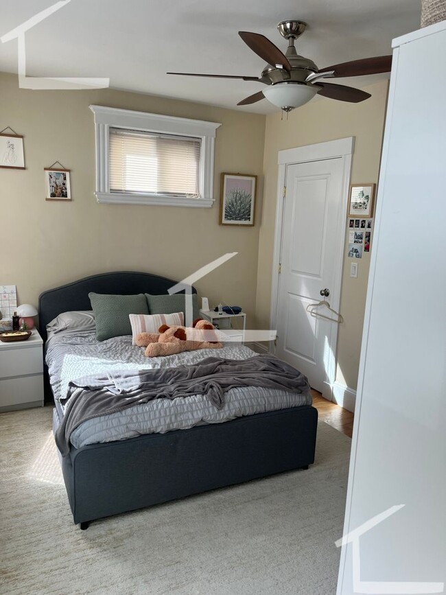 Building Photo - 9/1 No Fee! Spacious 3BR/2BA w/parking included!