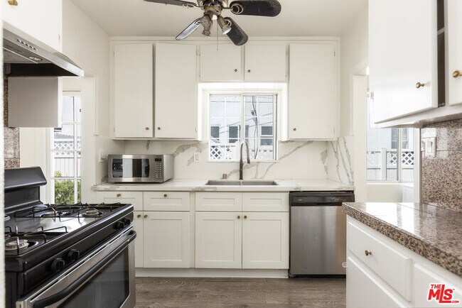 Building Photo - 1553 N Stanley Ave