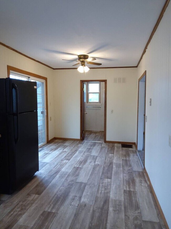 Building Photo - 2 Bedroom Single Family Home in Syracuse!