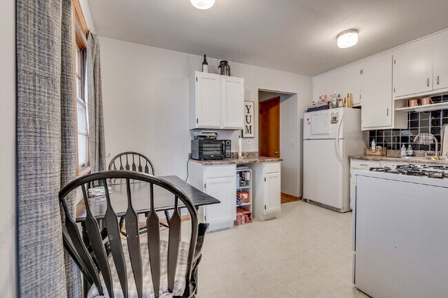 Building Photo - HUGE home with unique layout near U of MN - 5 bed 2 bath