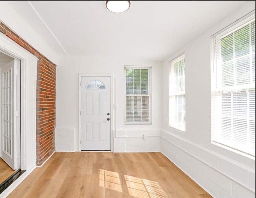 Building Photo - Room in House on Evans Dr SW