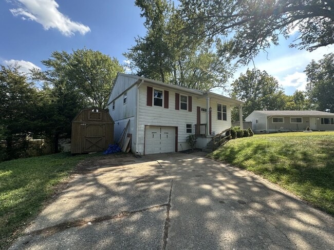 Building Photo - Bi-Level House for Rent in Ellettsville, IN