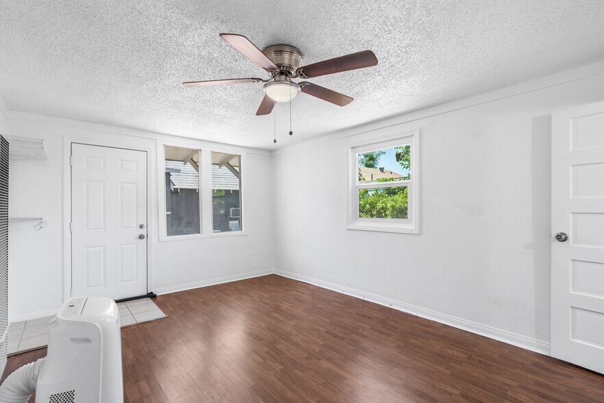 Building Photo - 4159 Larchwood Plz