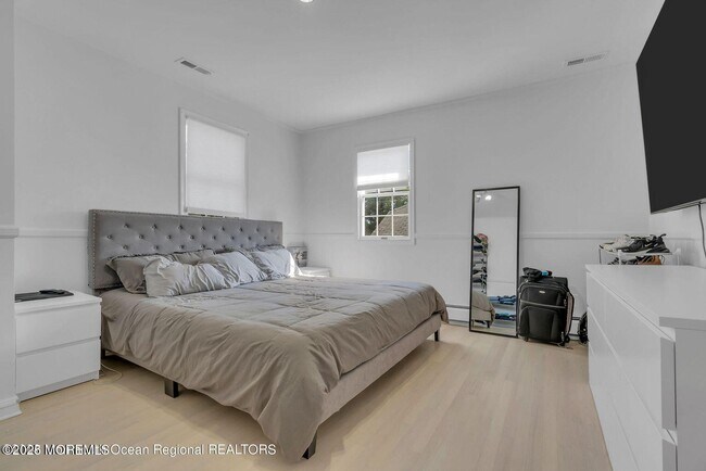 Building Photo - 373 W Park Ave