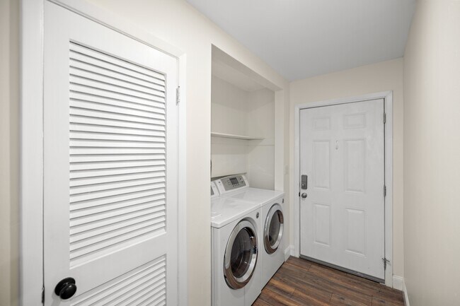 Building Photo - 115 Country Club Dr