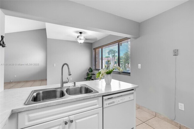 Building Photo - 341 W Park Dr