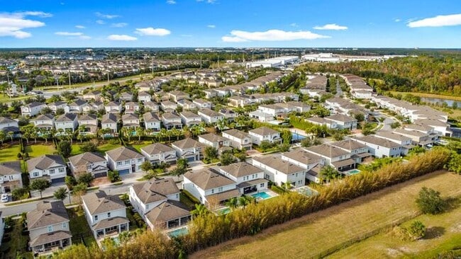 Building Photo - 8 Bedrooms 7 baths on a resort community