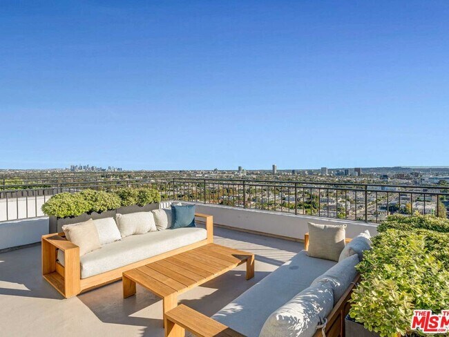 Building Photo - 1100 Alta Loma Rd