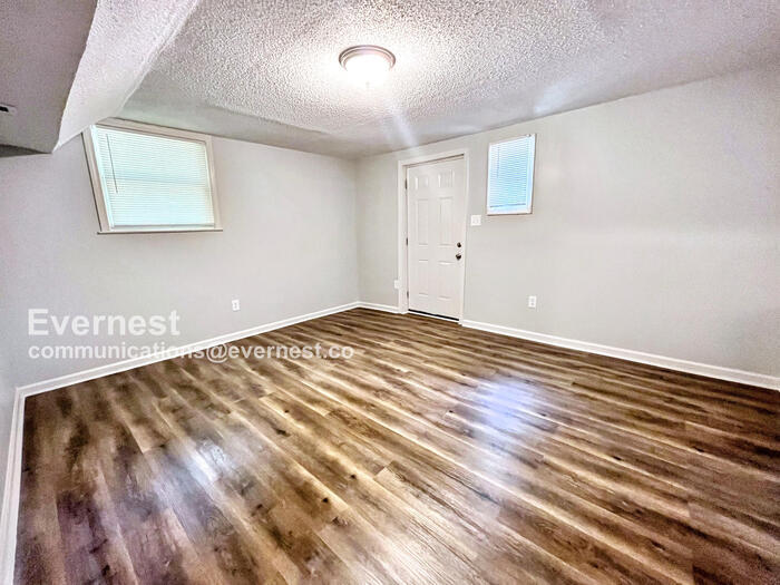 Building Photo - 2815 Crescent Ln