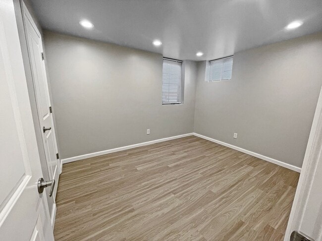 Building Photo - 2 BED, 1 BATH GARDEN LEVEL CONDO NEAR SLOA...