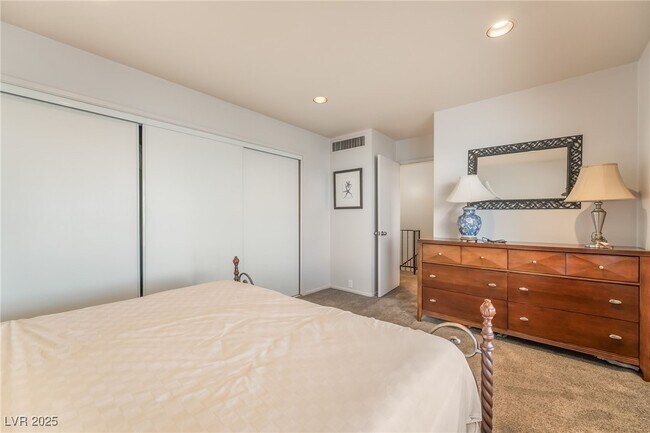 Building Photo - 1038 Tam O Shanter