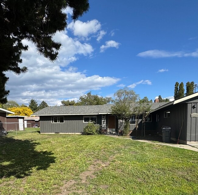 Building Photo - Spacious 5 Bedroom Rental by Park