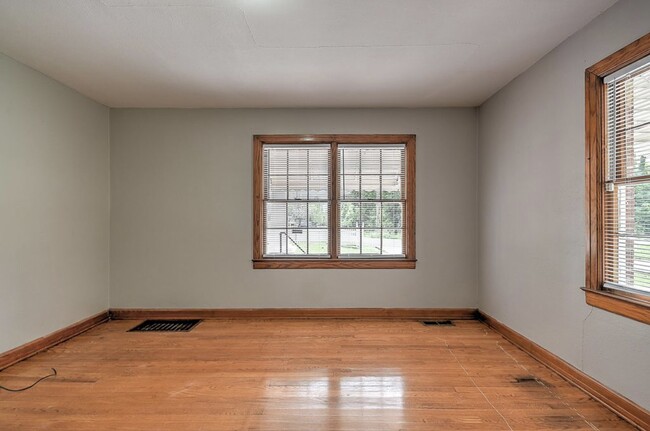 Building Photo - 401 Hillcrest Dr