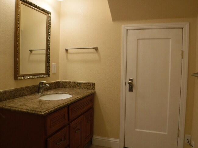 Building Photo - 1053 Park Ave