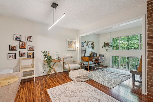 Building Photo - Top-floor condo located in the charming La...
