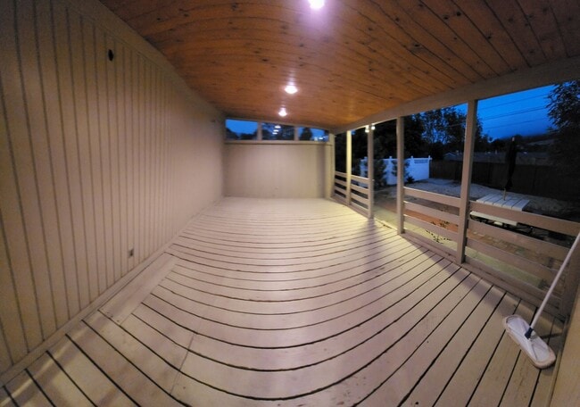 Building Photo - 5 bed 3.5 bath home close to campus!