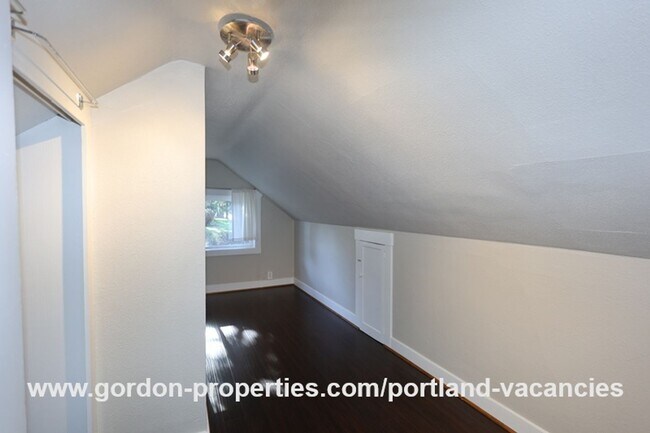 Building Photo - MOVE IN SPECIAL: SE Cesar E Chavez Blvd - ...