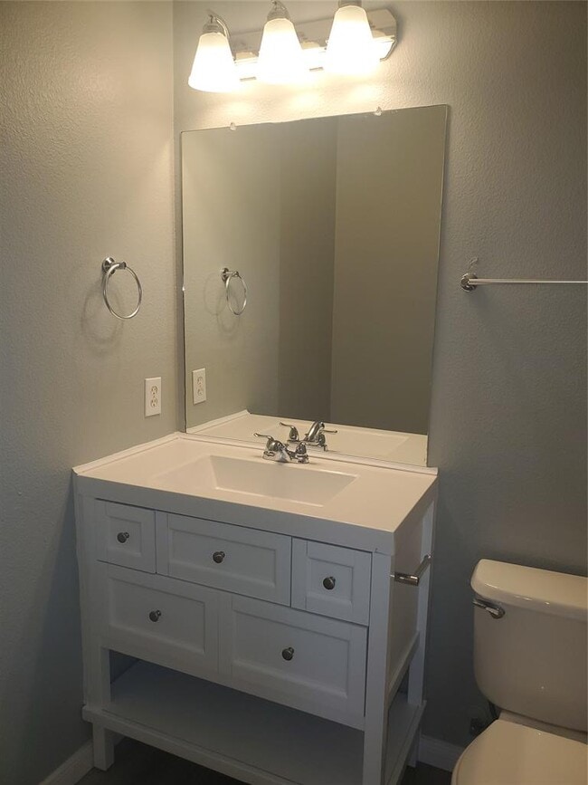 Building Photo - 2221 Creekside Ln