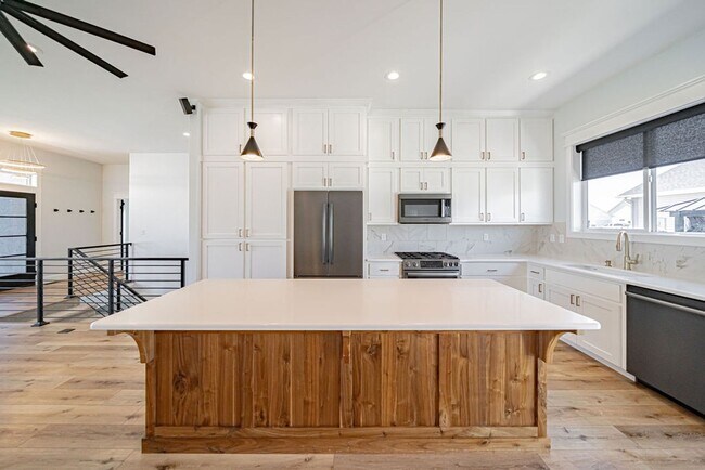 Building Photo - Stunning 5-Bed, 3-Bath Home in a Desirable...