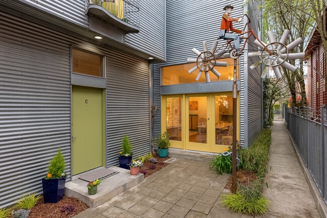 Building Photo - 213 11th Ave E