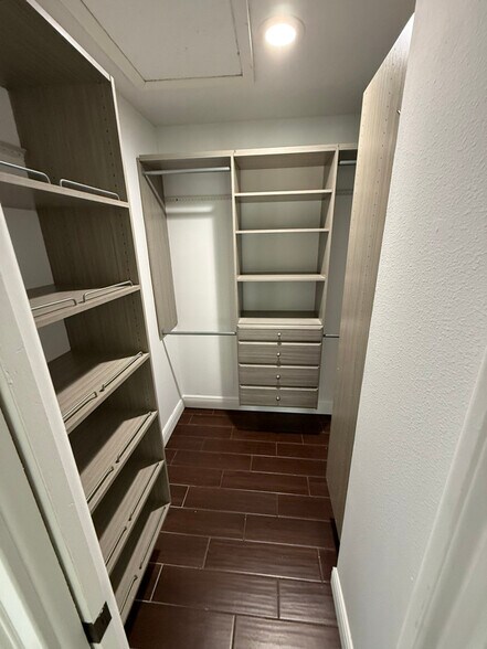 Building Photo - 9429 Laura Anne Dr