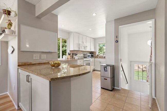 Building Photo - 4bd/2.75ba Seattle House