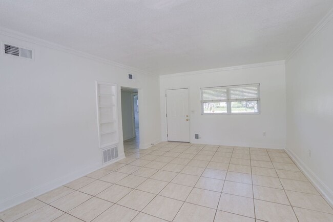Building Photo - 121 S Triplet Lake Dr