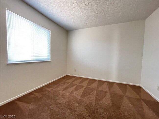 Building Photo - 574 Roxella Ln