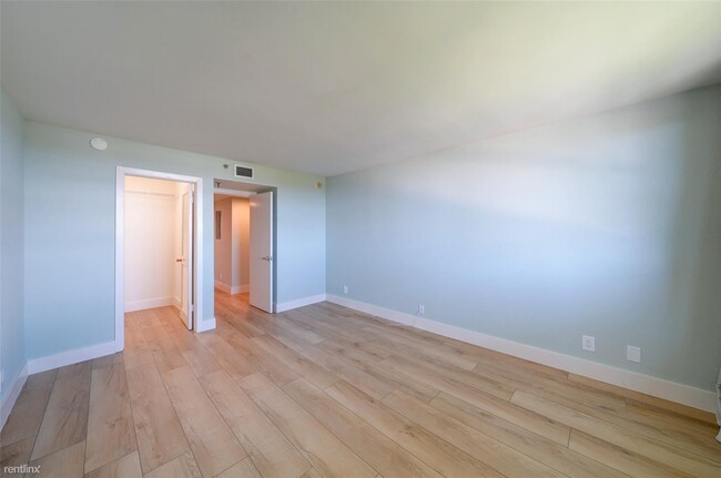 Building Photo - 2 br, 2 bath Condo - 2900 NE 14th Street C...